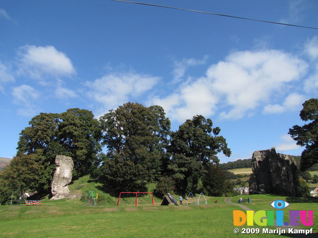 SX09663 Crickhowell Castle ruins